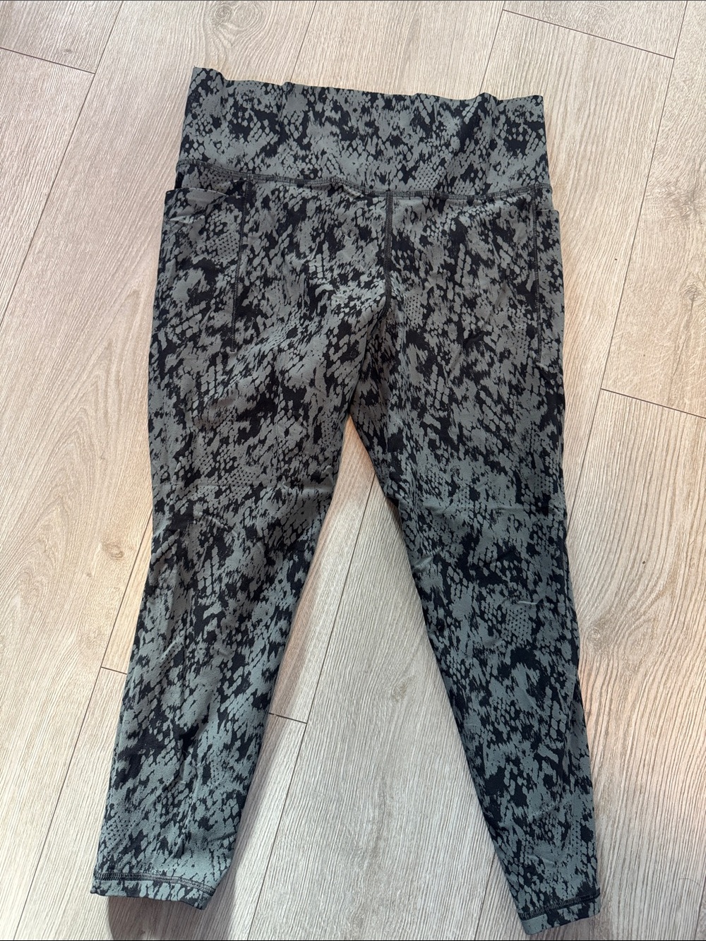 Athleta salutation stash pocket 7/8 Leggings Large